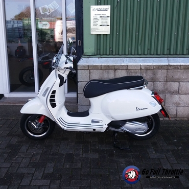 Vespa GTS 300 Super HPE MY19 Ex Demonstrator (White)